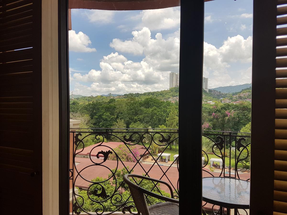 Sophia Suites Residence Hotel Cebu Extérieur photo
